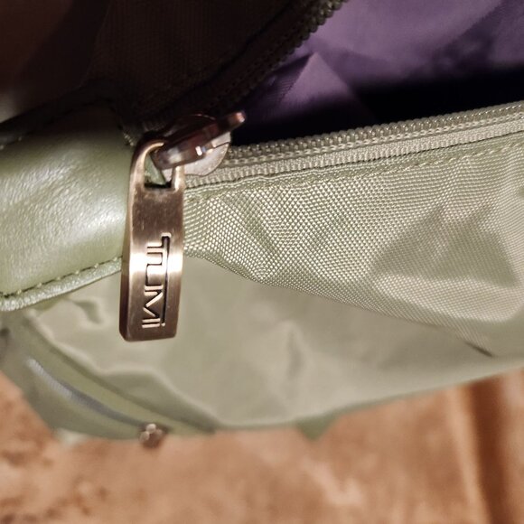 NWT Tumi overnight Duffel Bag Green Nylon With Purple Lining 16.5"x7.5"x11" - Picture 4 of 7